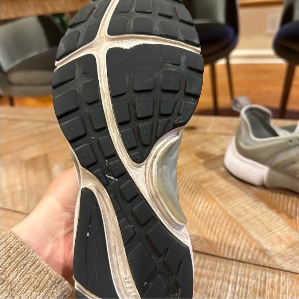 Nike Light Gray Athletic Shoes - Picture 3 of 4